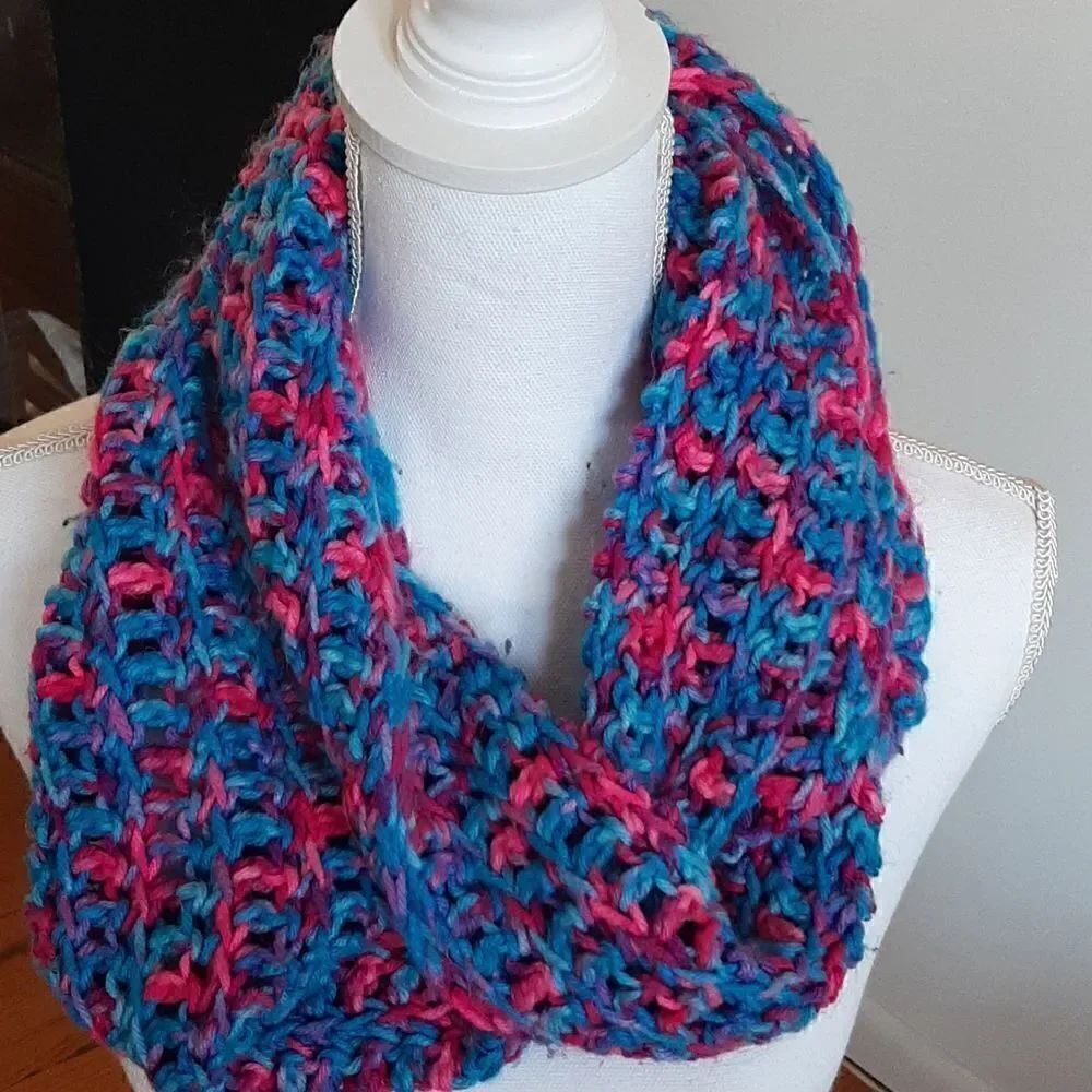 Handmade infinity scarf   - Picture 1 of 4
